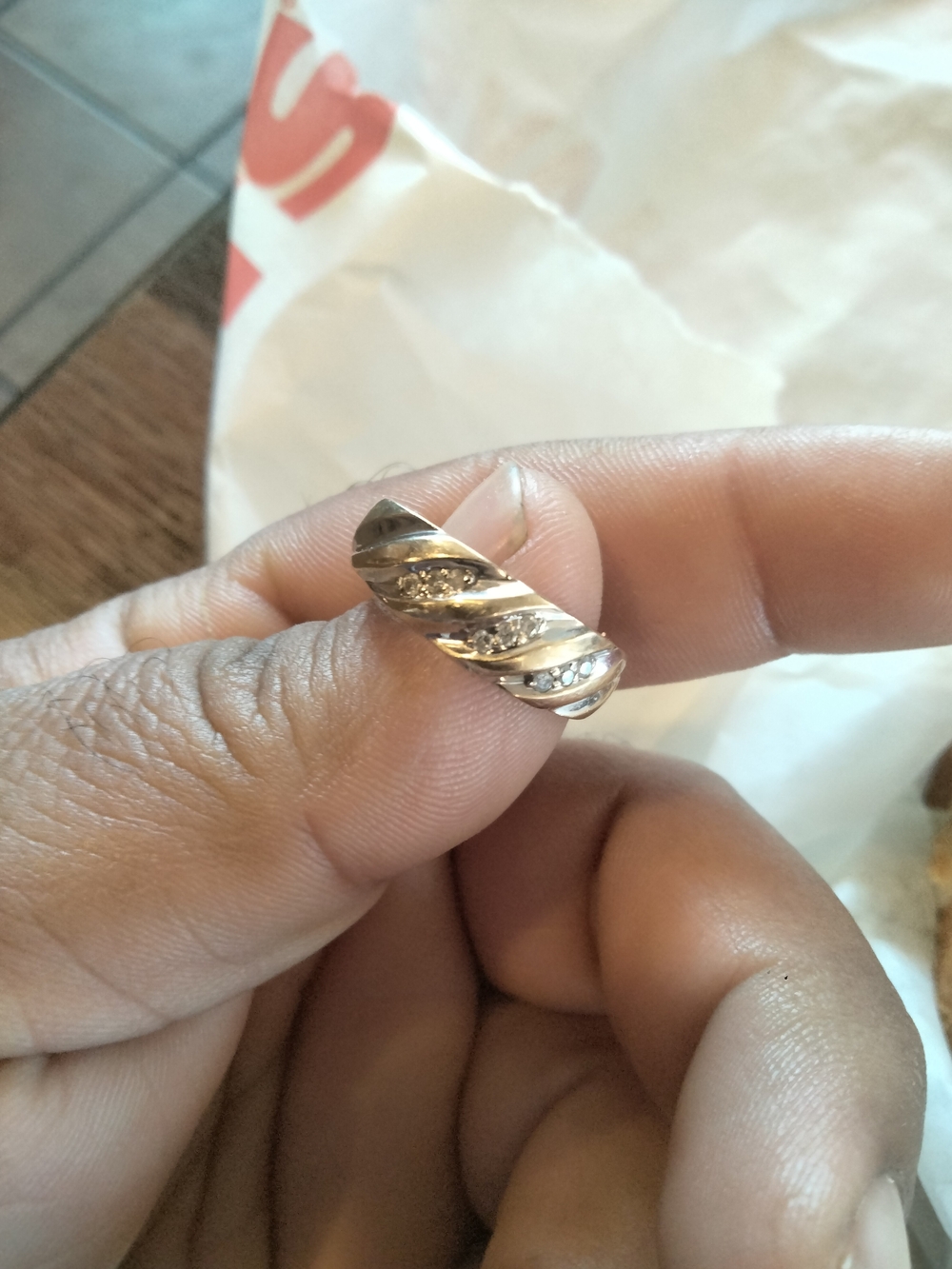 10kt Yellow Gold Twist Band Ring with 9 Natural Diamonds Size 9 1/2